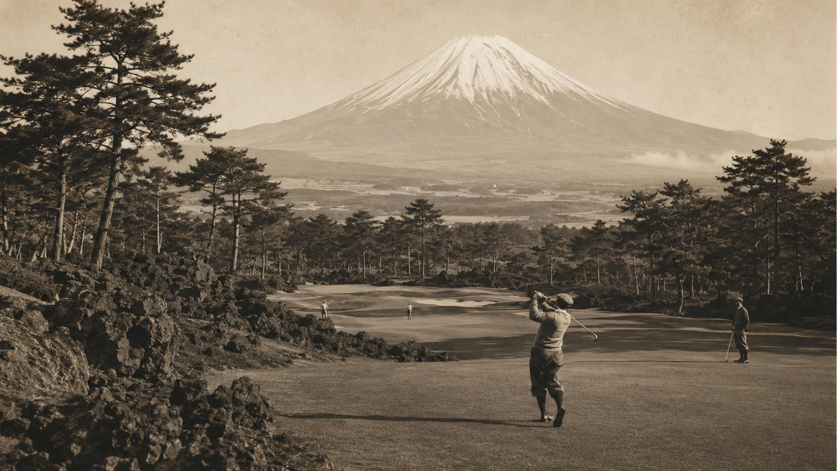 泛黃老照片感：溶岩台地上的早年富士山球場，球者揮桿、杉木環繞