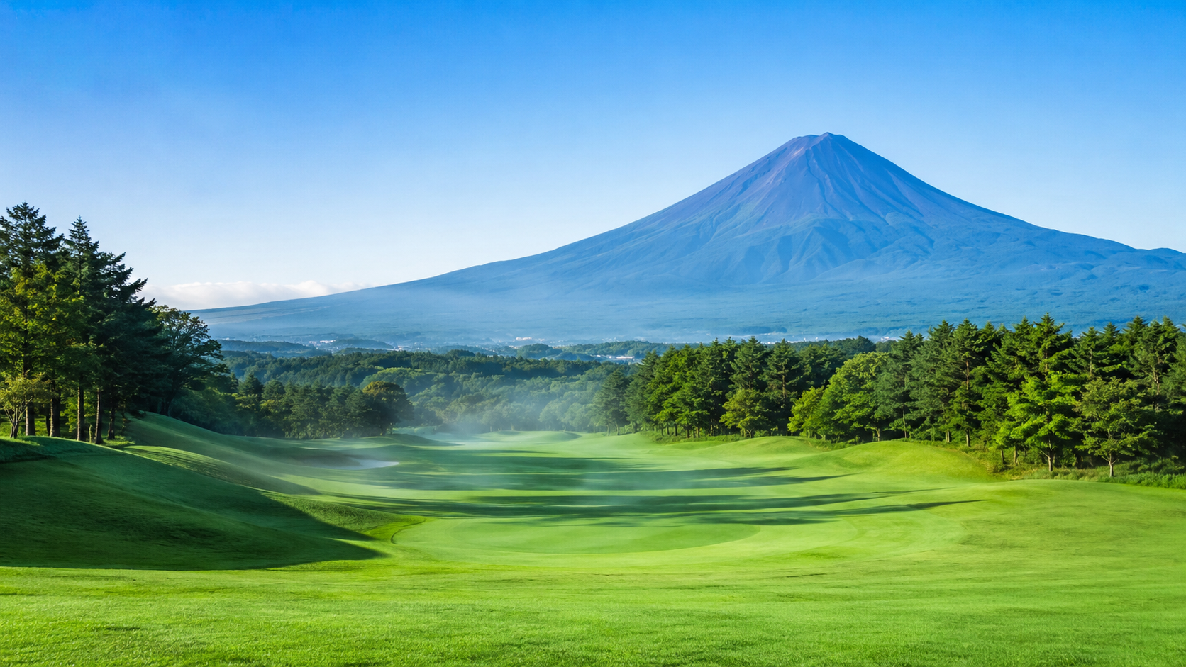 夏日清晨，青富士與深綠高原球道、草上薄霧