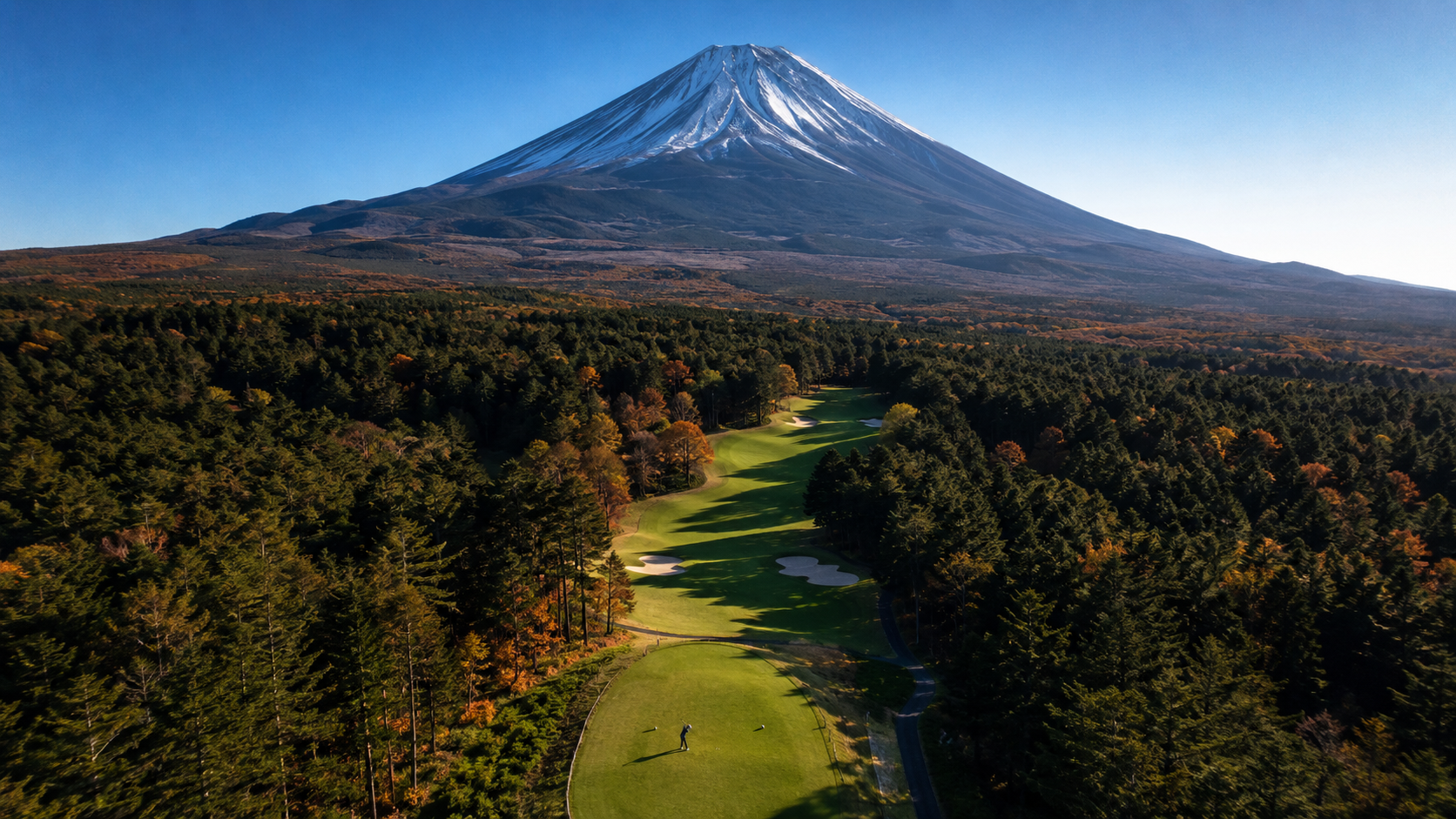 森林球道筆直指向雪冠富士山的空拍